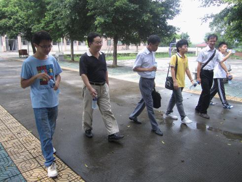 两队长陪同领导前往课室视察 两队长陪同领导前往课室视察