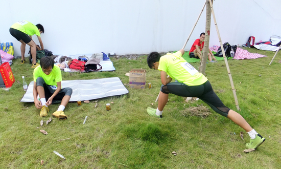 男团三名运动员赛前热身 男团三名运动员赛前热身