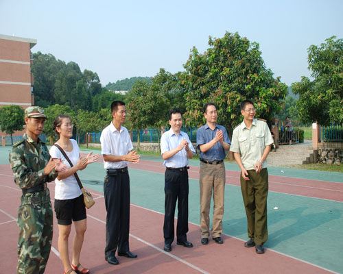 学院领导慰问新生