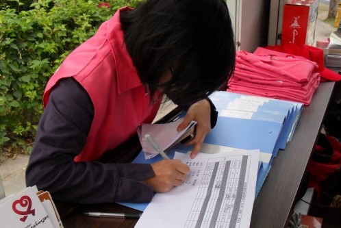 团队成员们正认真记录