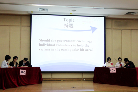 经过第一轮的激烈角逐,D组和F组同学进入“辩论赛”环节 经过第一轮的激烈角逐,D组和F组同学进入“辩论赛”环节