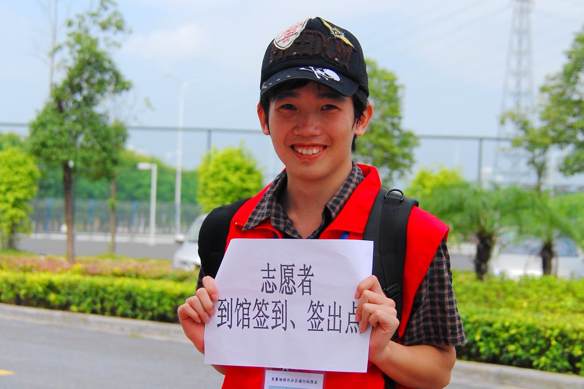 梁荣锐引导志愿者签到(王腾摄)