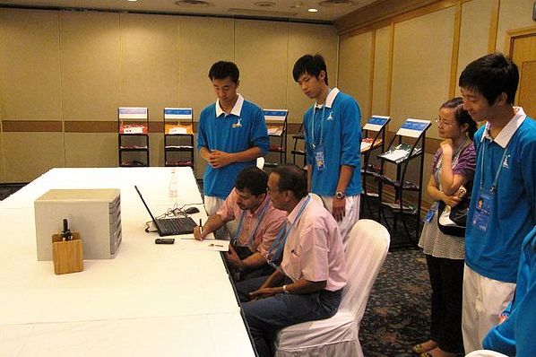 焦急地等待团长签字