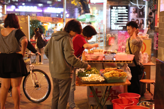 路边小摊生意红火 路边小摊生意红火
