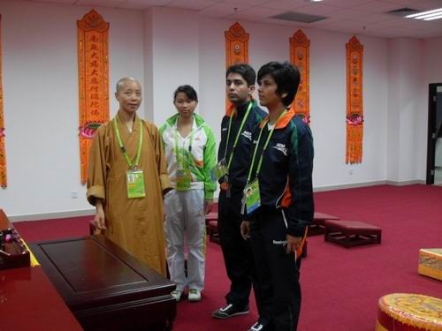 法慧师傅和志愿者凌海燕接待印度的佛教信徒