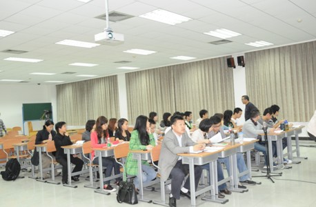 于洪彦与研究生交流讨论