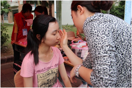 化妆师正在为前来诊断的同学化妆 化妆师正在为前来诊断的同学化妆