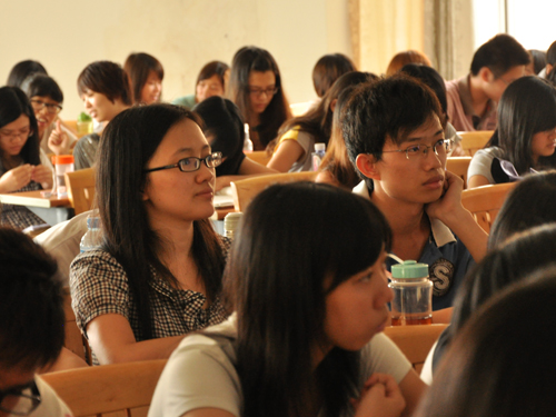 讲座现场,学生认真听课