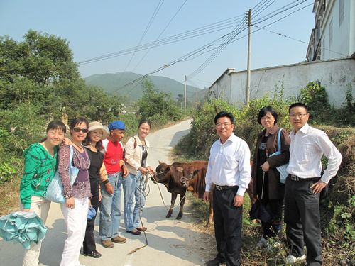 商英党委一行与农户刘成就合影