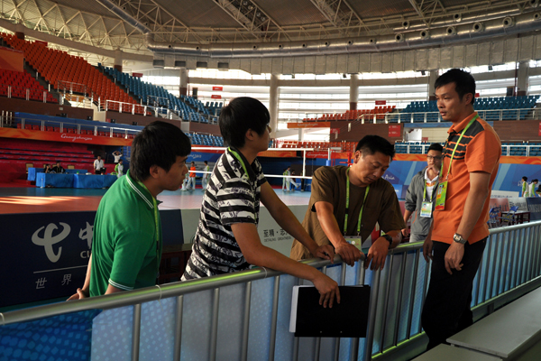 经理王鲁江(右二)对观众坐席进行细致检查