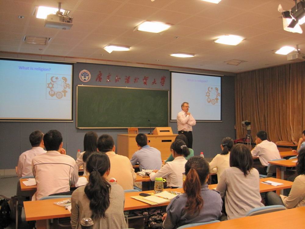 Cristaudo教授给学生上课