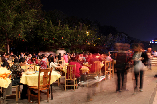 夜茶档客似云来,营业直至凌晨。食客们停下脚步,叹一桌美味,算是对自己辛苦忙碌一天最好的犒赏了。 夜茶档客似云来,营业直至凌晨。食客们停下脚步,叹一桌美味,算是对自己辛苦忙碌一天最好的犒赏了。