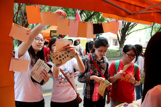 手工明信片摊位吸引了不少学生顾客驻足 手工明信片摊位吸引了不少学生顾客驻足