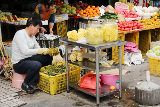 水果店的员工们进入了一天最忙碌的时候 水果店的员工们进入了一天最忙碌的时候