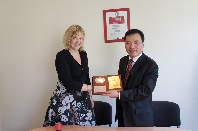 平洪院长向ISIT校长赠送纪念品 平洪院长向ISIT校长赠送纪念品