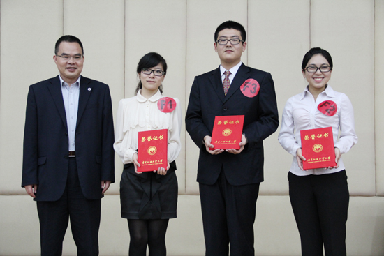 植秀聪为获得一等奖的队伍颁奖 植秀聪为获得一等奖的队伍颁奖