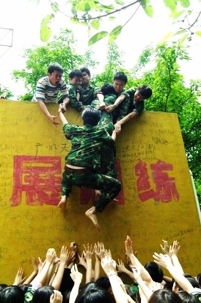 齐心协力翻过“毕业墙”