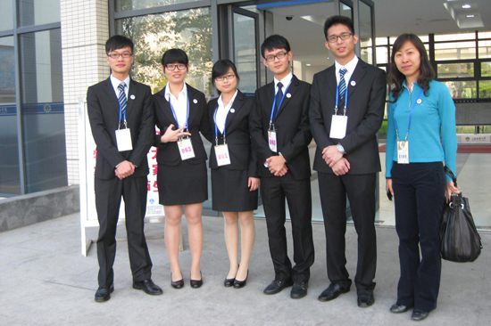 答辩结束后Halo团队与指导老师袁静合影 答辩结束后Halo团队与指导老师袁静合影