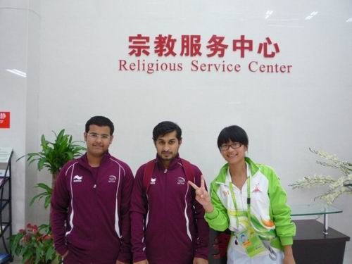 接受运动员的邀请合照留念