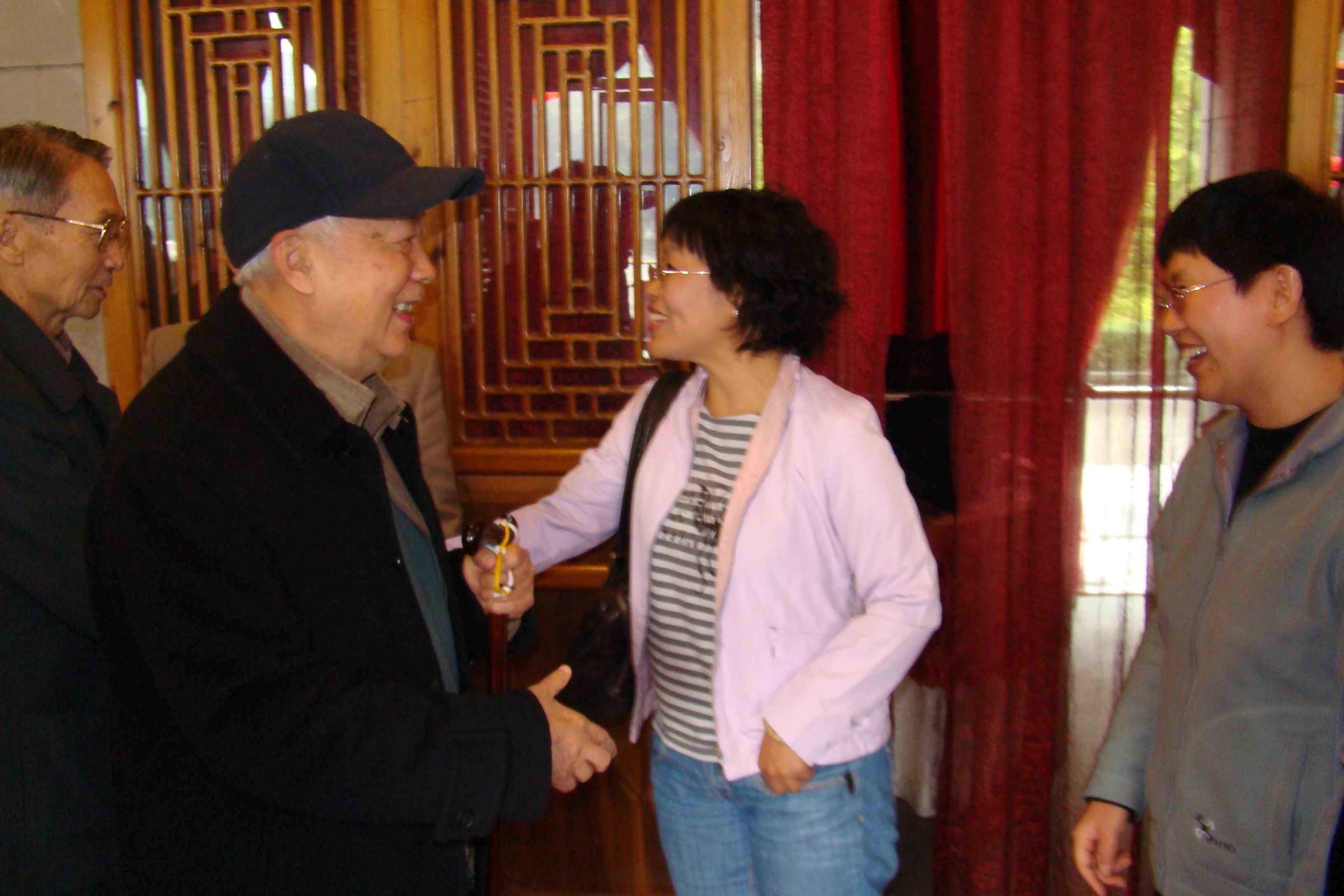 钱益明等老师的到来受到84级校友的热烈欢迎