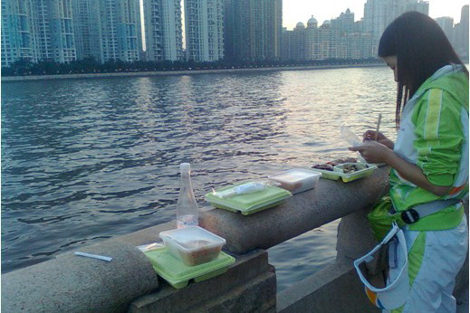 栏杆为桌,美景下饭