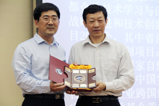 许国彬赠送纪念品 许国彬赠送纪念品