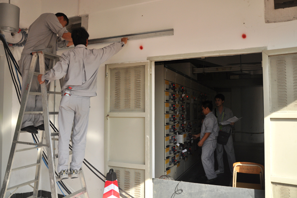 供电设施团队正对配电房进行升级与定期检查