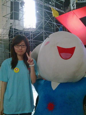 杜嘉蔚和亚运吉祥物合影