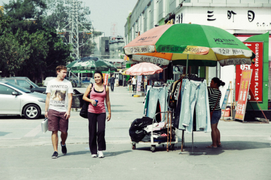 一些小摊档也要接近中午才开始营业,商业街稍显冷清。 一些小摊档也要接近中午才开始营业,商业街稍显冷清。