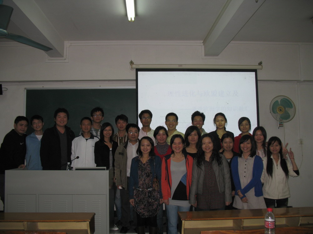 主讲人与部分与会学生合影