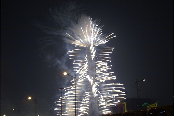 火树银花 志愿者在停车场望小蛮腰