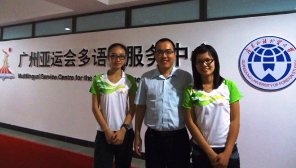 陈静和志愿者合影