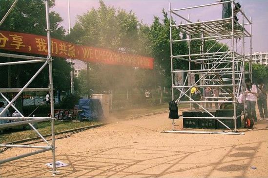 排练场内不时刮起风沙