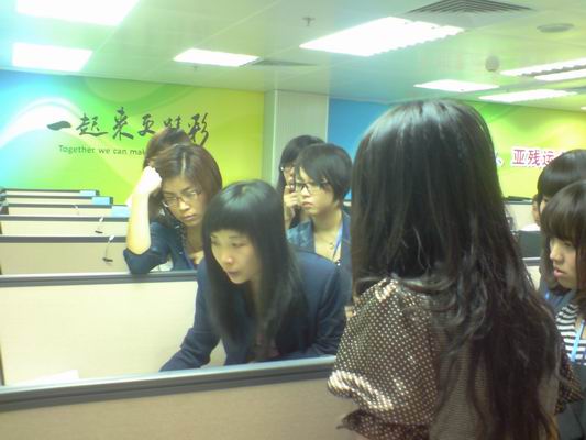 工作人员与志愿者交流工作