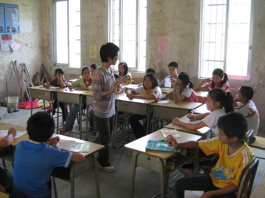 书法课上,苏老师正讲授笔划的书写方法