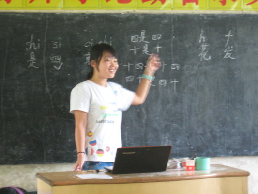 李爽在普通话课上教孩子们绕口令