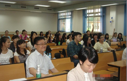 趣味竞赛 气氛活跃