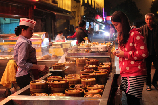 美食当前,叫人难以取舍 美食当前,叫人难以取舍