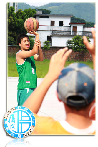 活力四射 训练投篮显英姿
