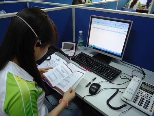 志愿者耐心等待热线电话