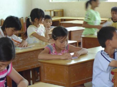 在班上认真学习的她