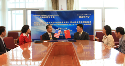 两大学代表友好对话