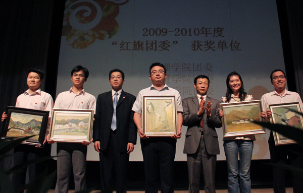 校领导与红旗团委代表合影留念