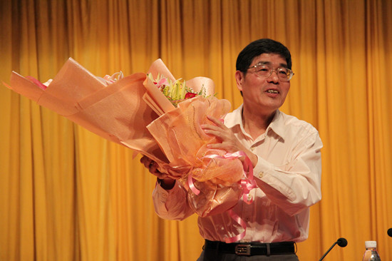 教授高举学生们送上的鲜花 教授高举学生们送上的鲜花