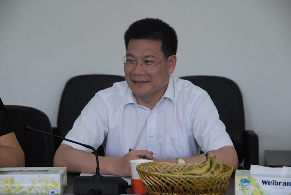 仲伟合亲切指导高职学生