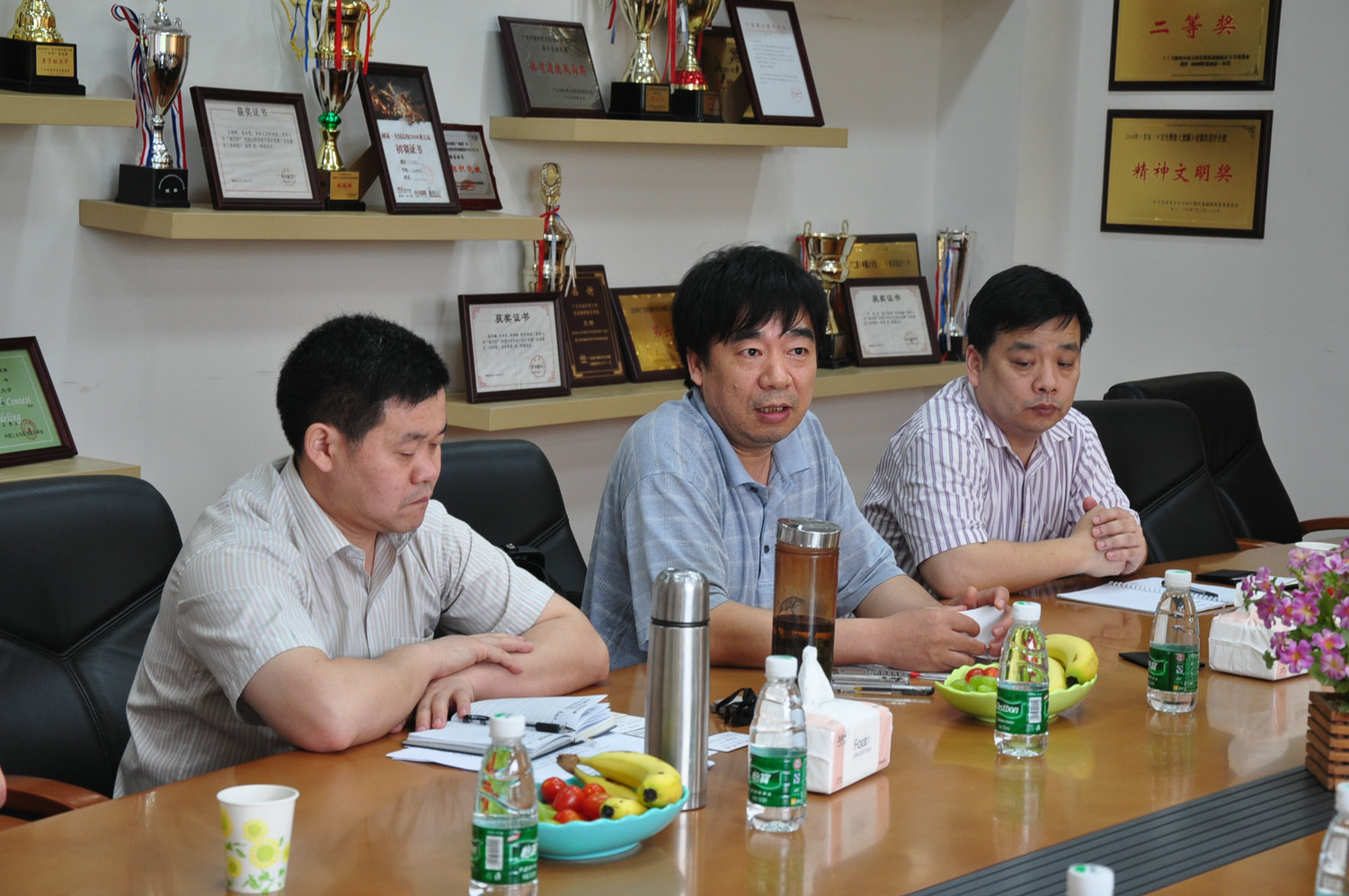 姜灵敏院长主持会议