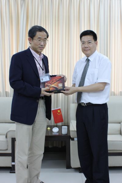 仲伟合向总领事赠送礼品