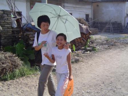 她现在有说有笑