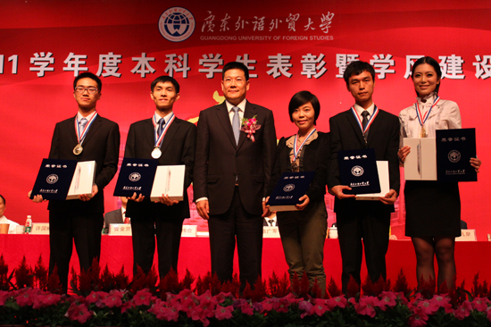 仲伟合为“校长奖章”获得者颁奖 仲伟合为“校长奖章”获得者颁奖