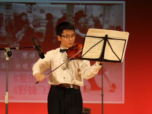 专注的小提琴演奏者